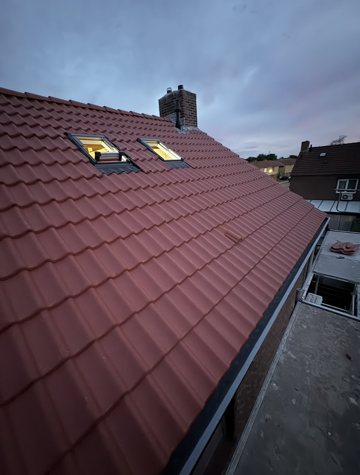 Rood pannendak met dakramen