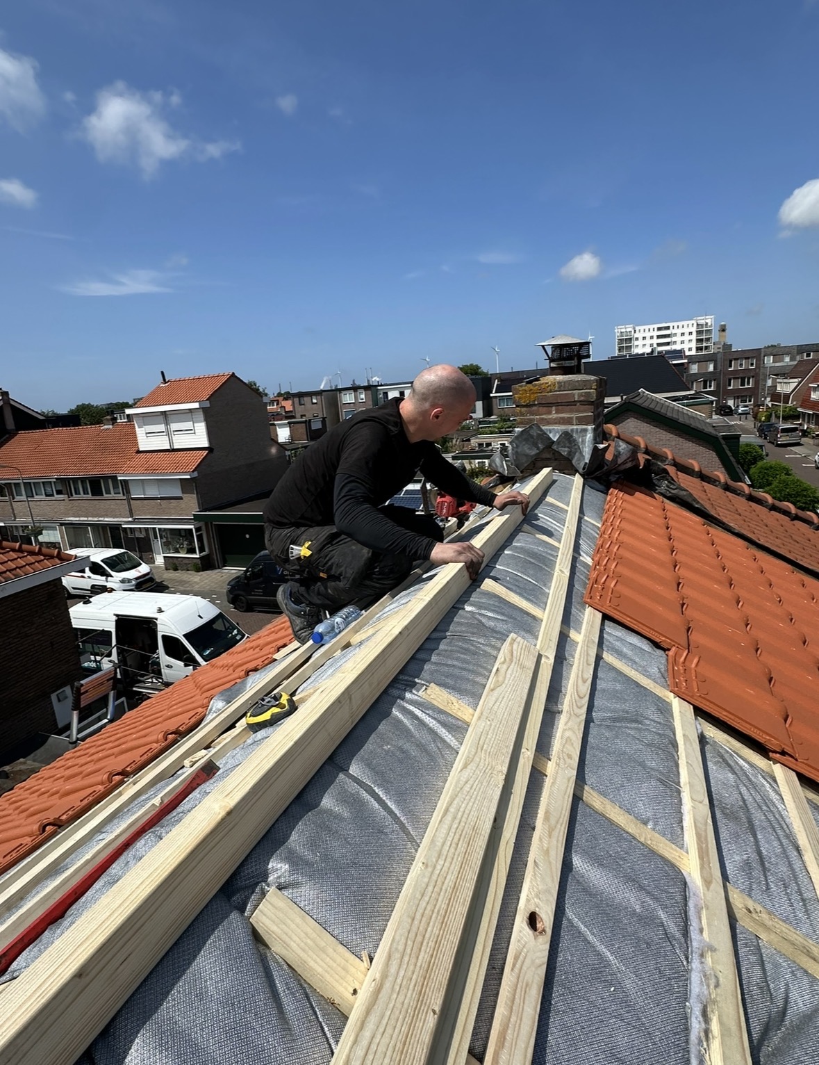 Isolatiefolie onder de tengels van een pannendak