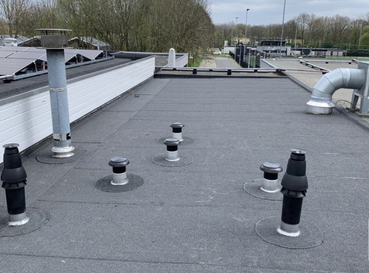 Plat dak met dakdoorvoeren